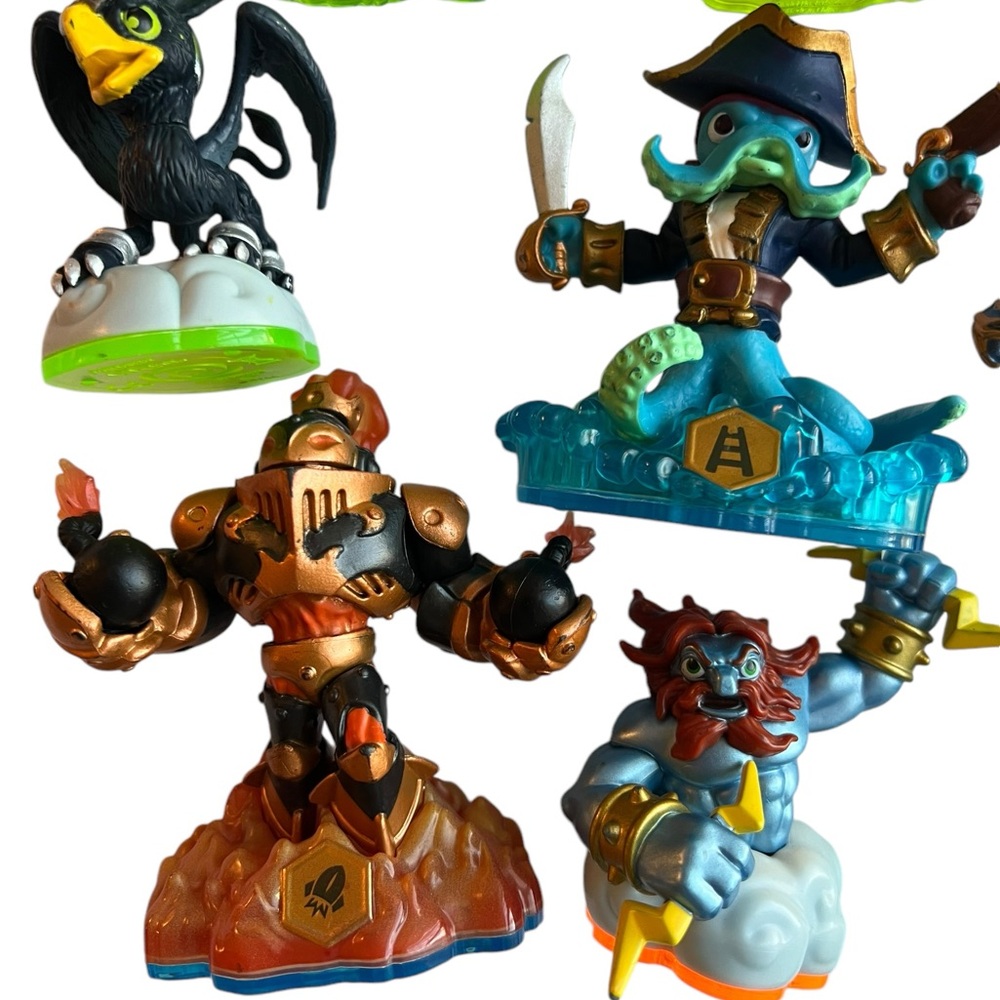 Skylanders Treasure Chest With 10 Figures Travel Case Bag Activision Nintendo - Picture 4 of 8